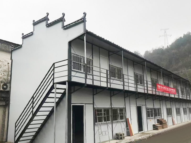 지붕 덮개가 있는 K형 모듈형 주택